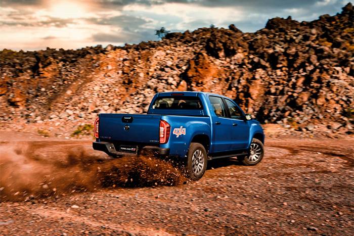 camioneta 4x4 derrapando en la tierra