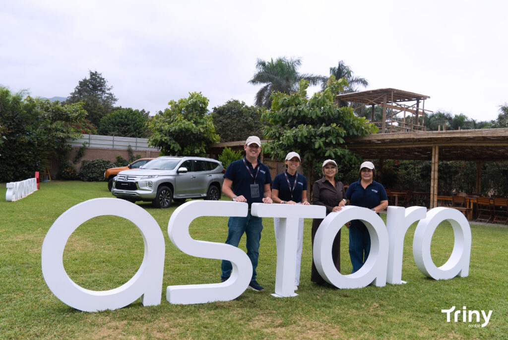 Equipo de Triny Rental en evento corporativo de Mitsubishi Motors sobre renting vehicular y soluciones para flotas corporativas.