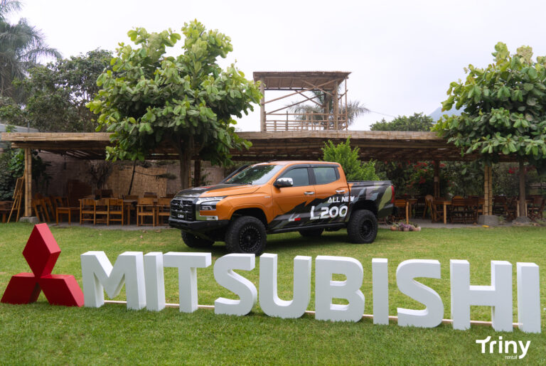 Evento corporativo Mitsubishi Motors junto a Triny Rental mostrando soluciones para flotas corporativas, renting vehicular y movilidad empresarial.