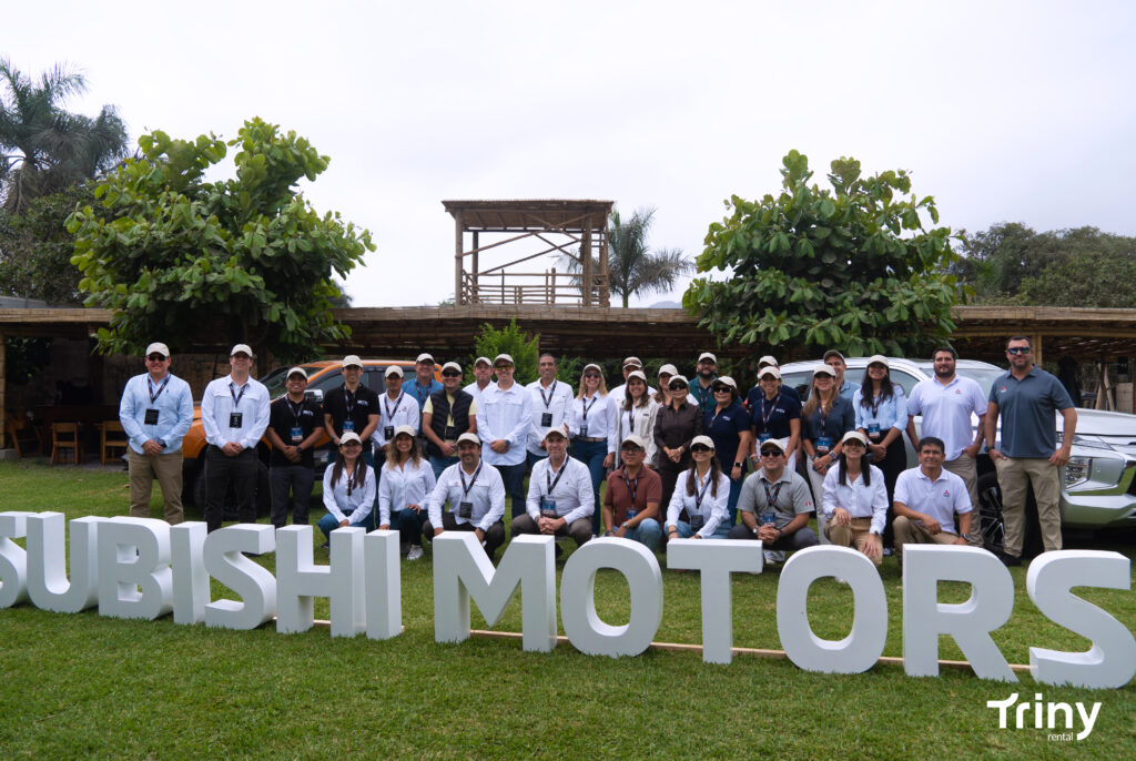 Participantes del evento corporativo de Mitsubishi Motors junto a Triny Rental en experiencia sobre renting vehicular y flotas corporativas.