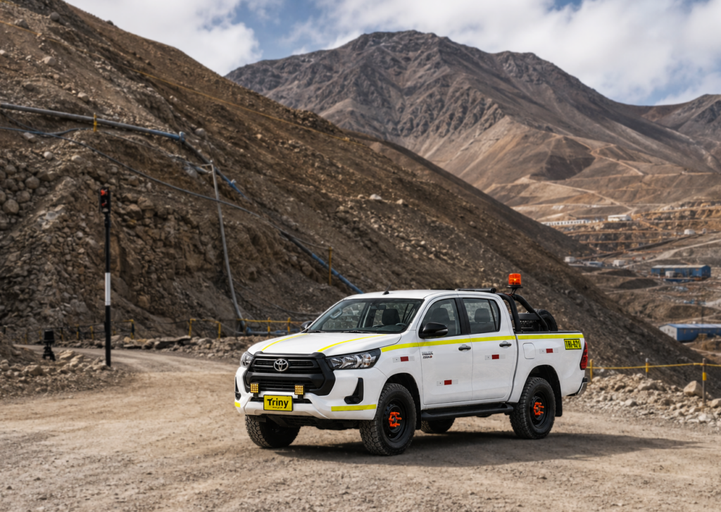 Camioneta 4x4 equipada para operaciones mineras en Perú